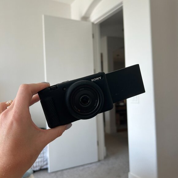 Sony ZV-1F Vlog Camera for Content Creators and Vloggers Black - Picture 5 of 6